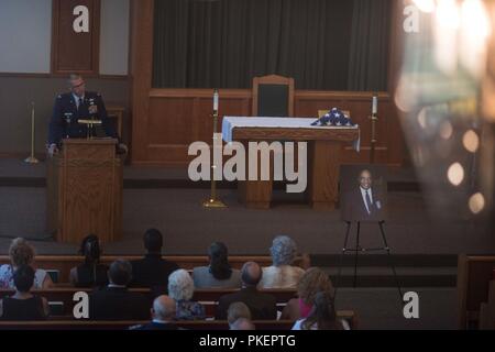 Le colonel Phil Heseltine, 22e Escadre de ravitaillement en vol, vice-commandant parle pendant le Major George Boyds Mills Memorial le 28 juillet 2018, McConnell Air Force Base, au Kansas. Boyd était un aviateur Tuskegee qui a servi 28 ans avec l'Armée de l'air et avoir combattu dans trois guerres. Banque D'Images