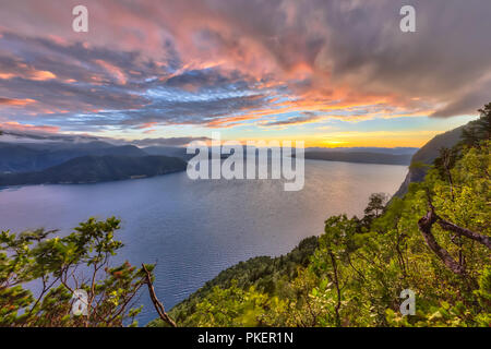 Coucher de soleil sur le fjord norvégien dans Romsdalsfjord près de Vestnes Norvège en HDR Banque D'Images