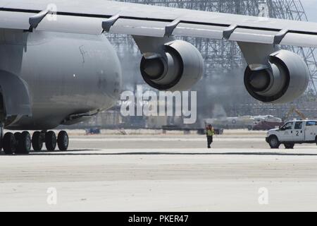 Un C-5M Super Galaxy de Travis Air Force Base, Californie, arrive à Moffett Federal Airfield, Californie, le 26 juillet 2018. Le C-5 peut transporter davantage de marchandises des distances plus loin que tout autre avion militaire des États-Unis. Banque D'Images