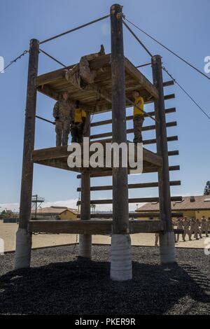 Recrute avec Hôtel compagnie, 2e Bataillon d'instruction des recrues, grimper un obstacle au cours de confiance en soi je au Marine Corps Recruter Depot San Diego, le 30 juillet. Recrues traversaient les divers obstacles simulant passe par différents environnements de combat. Chaque année, plus de 17 000 hommes recrutés dans la région de recrutement de l'Ouest sont formés à MCRD San Diego. Société de l'hôtel est prévue pour le 5 octobre d'études supérieures. Banque D'Images