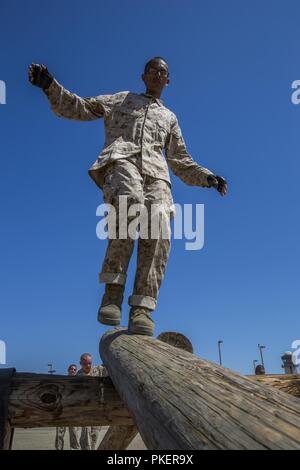 Une recrue avec Hôtel compagnie, 2e Bataillon d'instruction des recrues, traverse un obstacle au cours de confiance en soi je au Marine Corps Recruter Depot San Diego, le 30 juillet. On s'attendait à ce que les recrues de la discipline de la pratique en poussant leurs corps à travers tous les obstacles. Chaque année, plus de 17 000 hommes recrutés dans la région de recrutement de l'Ouest sont formés à MCRD San Diego. Société de l'hôtel est prévue pour le 5 octobre d'études supérieures. Banque D'Images