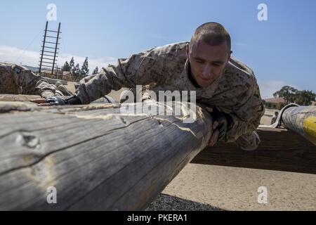 Une recrue avec Hôtel compagnie, 2e Bataillon d'instruction des recrues, traverse un obstacle au cours de confiance en soi je au Marine Corps Recruter Depot San Diego, le 30 juillet. Les obstacles sont utilisés pour susciter la confiance par des recrues à surmonter leurs craintes. Chaque année, plus de 17 000 hommes recrutés dans la région de recrutement de l'Ouest sont formés à MCRD San Diego. Société de l'hôtel est prévue pour le 5 octobre d'études supérieures. Banque D'Images