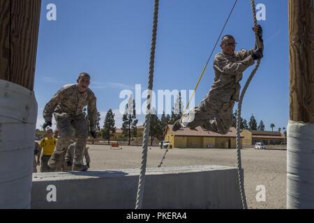 Recrute avec Hôtel compagnie, 2e Bataillon d'instruction des recrues, swing à travers un obstacle au cours de confiance en soi je au Marine Corps Recruter Depot San Diego, le 30 juillet. La confiance en soi face aux défis recrute leurs craintes et de les surmonter. Chaque année, plus de 17 000 hommes recrutés dans la région de recrutement de l'Ouest sont formés à MCRD San Diego. Société de l'hôtel est prévue pour le 5 octobre d'études supérieures. Banque D'Images