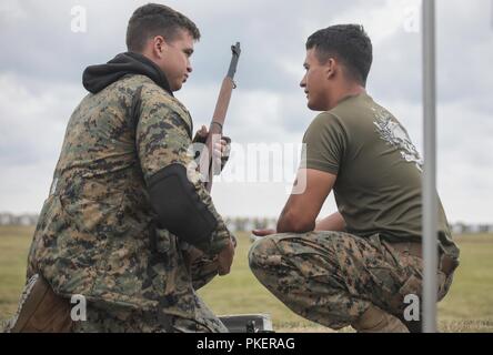 Le sergent du Corps des Marines des États-Unis. Cody Cheney et le Sgt. Thomas Colyard préparer l'équipe de doubles Hearst pendant le match National Programme de tir civil correspond au Camp Perry, Ohio, le 31 juillet 2018. Le Trophée National Rifle matches sont un festival sportif annuel établi par le Congrès et le président Roosevelt en 1903. L'événement accueille plus de 6 000 participants, allant de début dans le monde des tireurs les plus performants des concurrents. Shooters porter des vestes de tir qui sont conformes à leur type de corps. Banque D'Images