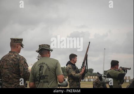 Le colonel du Corps des Marines américain Randall Hoffman, commandant du Marine Corps Recruter Depot Parris Island Armes et la formation sur le terrain bataillon, et l'Adjudant-chef 3 Saul Cardenas, responsable de l'équipe de tir de l'Île Parris, observer les Marines qui s'affronteront au cours de la Hearst Match de double à Camp Perry Ohio le 31 juillet 2018. Le match faisait partie de l'adresse au tir civil national correspond à des programmes, qui sont un festival sportif annuel établi par le Congrès et le président Roosevelt en 1903. L'événement accueille plus de 6 000 participants, allant de début de tireurs de la page- Banque D'Images