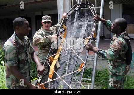 Le Sgt. 1re classe Robby E. Creech, membre de la Garde nationale de Floride C-l'ERFP, ordonne à un membre de la St Kitts et Nevis Services d'incendie et de sauvetage lors d'un exercice d'entraînement. Les membres de l'ERFP C-FLNG appuyer le Programme de partenariat de l'État par la formation organismes locaux d'intervention d'urgence sur les opérations d'extraction et de recherche à Saint-Kitts et Nevis, juillet, 27 2018. Banque D'Images