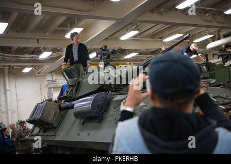 PUGET SOUND, dans l'État (31 juillet 2018) Hee Joo Park, un navire de l'adepte, pose pour une photo au sommet d'un LAV-25 Véhicule Blindé Léger présentation statique à bord de la station de transport amphibie USS Somerset (LPD 25). Le Somerset est d'arriver à Seattle pour Seafair Fleet Week, une célébration annuelle de la mer où les services marins, marines et de la Garde côtière des États-Unis en visite de membres de la Marine et des navires de la Garde côtière et des navires du Canada font de la ville un port d'escale. Banque D'Images