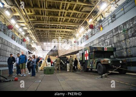 PUGET SOUND, dans l'État (31 juillet 2018) marins affectés à Bravo Surgical Company parler avec leur navire à passagers à bord de l'affichage transport amphibie USS dock Somerset (LPD 25). Le Somerset est d'arriver à Seattle pour Seafair Fleet Week, une célébration annuelle de la mer où les services marins, marines et de la Garde côtière des États-Unis en visite de membres de la Marine et des navires de la Garde côtière et des navires du Canada font de la ville un port d'escale. Banque D'Images