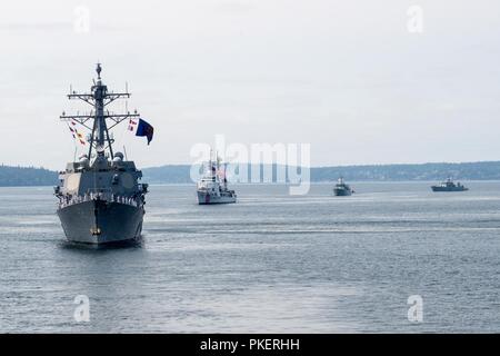 PUGET SOUND, dans l'État (31 juillet 2018) missiles de l'USS Momsen (DDG 92), U.S. Coast Guard Cutter Mellon (WHEC 717) et Kingston-classe de navires de défense côtière NCSM Whitehorse (710) et le NCSM Yellowknife (706), de la voile en formation pour le défilé des navires dans le cadre de la Semaine de la flotte Seafair Seattle. Seafair Fleet Week est une célébration annuelle de la mer où les services marins, marines et de la Garde côtière des États-Unis en visite de membres de la Marine et des navires de la Garde côtière et des navires du Canada font de la ville un port d'escale. Banque D'Images