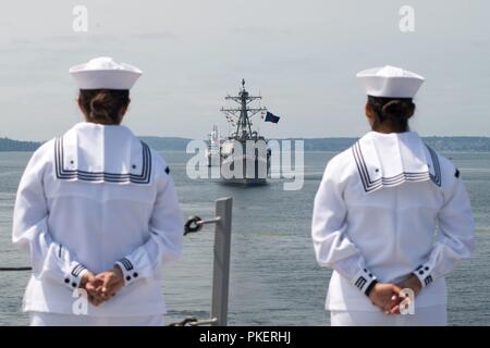 PUGET SOUND, dans l'État (31 juillet 2018) marins homme les rails à bord du quai de transport amphibie USS Somerset (LPD 25) qu'il navigue dans le défilé des navires dans le cadre de la Semaine de la flotte Seafair Seattle. Seafair Fleet Week est une célébration annuelle de la mer où les services marins, marines et de la Garde côtière des États-Unis en visite de membres de la Marine et des navires de la Garde côtière et des navires du Canada font de la ville un port d'escale. Banque D'Images