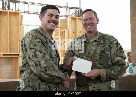 La Marine américaine Builder Maître de 2e classe Liam McShea, chef d'équipe de projet Naval Construction Battalion, Mobile 11, groupe de travail interarmées - Corne de l'Afrique, et le général de l'armée américaine James Craig, général commandant, CJTF-HOA, posent pour une photo à l'extérieur d'Ali Oune, Djibouti, le 30 juillet 2018. McShea a été reconnu pour son avance dans la construction de 1 500 mètres carrés d'coffrage préfabriqué et installé pour l'Ali Oune clinique médicale. Banque D'Images