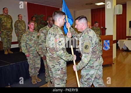 Le capitaine de l'armée américaine Jesse R. Cooper (à gauche), nouveau commandant de l'unité, reçoit le guidon du lieutenant-colonel Jared A. Hoffman (à droite), commandant du 522ème bataillon de renseignement militaire, lors de l'activation et de prise de commandement pour Charlie détachement, 522ème bataillon de renseignement militaire à Caserma Ederle à Vicenza, Italie, le 31 juillet 2018. Banque D'Images