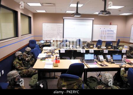 ALPENA, Michigan- membres de la 127e Escadre, Selfridge Air National Guard Base, Mich., qui sont affectés au Centre des opérations d'urgence, enfilé de protection complet axé sur la mission de la posture au cours de la simulation d'une attaque au mortier, au cours d'une évaluation de l'état de préparation opérationnelle sur Août 1, 2018. Plus de 500 Citizen-Airmen de la 127e Escadre mobilisée pour une simulation de déploiement qui a créé des occasions de pratiquer leurs compétences d'emploi tout en étant évalué pour les tâches en temps de guerre. Banque D'Images