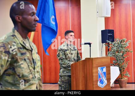 Le capitaine de l'armée américaine Jesse R. Cooper, nouveau commandant, donne un discours lors de l'activation et de prise de commandement pour Charlie détachement, 522ème bataillon de renseignement militaire à Caserma Ederle à Vicenza, Italie, le 31 juillet 2018. Banque D'Images