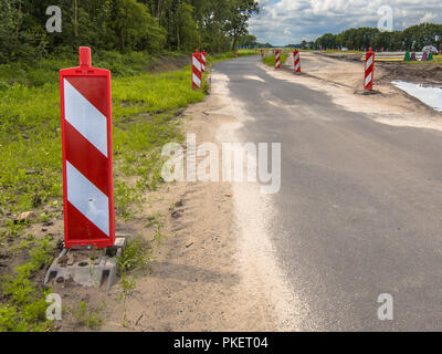 Travaux routiers avec panneau d'avertissement rouge et blanc Banque D'Images