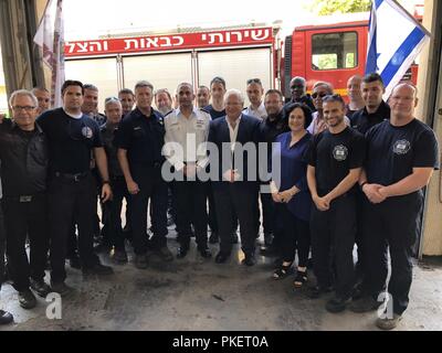 Ambassadeur des États-Unis en Israël, David Friedman, visité Sderot's fire station aujourd'hui, le 1 août 2018, où il a rencontré des pompiers qui travaillent d'éteindre les feux sur la frontière le long de la bande de Gaza, dont 10 pompiers américains. Les pompiers américains, qui font du bénévolat à travers les Volontaires des services d'urgence de l'organisation du projet (EVP) est venu à Israël de l'U.S pour aider leurs homologues israéliens combattre les incendies causés par les cerfs-volants et des ballons incendiaires lancées depuis Gaza vers Israël. D'Incendie et de secours d'Israël Dedi Commissaire Simhi aussi venus pour remercier les pompiers. L'Ambassadeur a remercié Banque D'Images