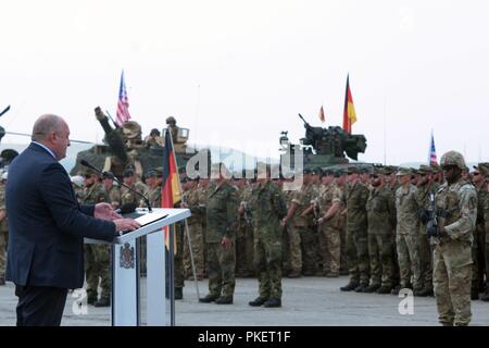 Le président de Géorgie Giorgi Margvelashvili traite de soldats de 13 nations, à la cérémonie d'ouverture de Noble de Vaziani 2018 Partenaire de l'air, la Géorgie, le 1 août 2018. Noble est un partenaire 2018 Forces armées géorgiennes et l'Europe de l'armée américaine dirigée par l'ensemble de l'état de préparation de l'événement l'amélioration de l'interopérabilité et de la Géorgie, États-Unis et pays participants. Banque D'Images