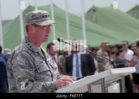 U.S. Air Force le général Joseph L. Lengyel, Chef du Bureau de la Garde nationale, les adresses des soldats de 13 nations, à la cérémonie d'ouverture de Noble 2018 Partenaire de Vaziani Air Field, New York, 1er août 2018. Noble est un partenaire 2018 Forces armées géorgiennes et l'Europe de l'armée américaine dirigée par l'ensemble de l'état de préparation de l'événement l'amélioration de l'interopérabilité et de la Géorgie, États-Unis et pays participants. Banque D'Images