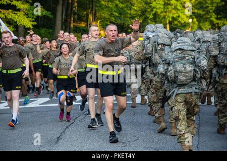 L'Académie militaire américaine de Cadets commandant brig. Lgén Steve Gilland mène la classe de l'USMA 2021 course retour à l'USMA du Camp Buckner qui a terminé six semaines de formation sur le terrain des cadets, le 29 juillet 2018. Haut de cinq ans USMA GIlland Classe de 2022 nouveaux cadets comme ils en mars au Camp Buckner pour compléter deux autres semaines de formation de base des cadets. Banque D'Images