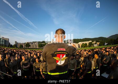 L'Académie militaire américaine de Cadets commandant brig. Lgén Steve Gilland parle à la classe de l'USMA 2021 suite à leur retour à l'USMA du Camp Buckner après six semaines de formation sur le terrain des cadets, le 29 juillet 2018. Banque D'Images