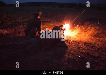 Les Marines américains avec des Groupe Force-Crisis Response-Africa air-sol marin un incendie M-240B mitrailleuse moyenne au cours d'une nuit unknown-distance allant de Baumholder, Allemagne, 25 juillet 2018. SPMAGTF-CR-AF déployés pour effectuer d'intervention en cas de crise et théâtre-opérations de sécurité en Europe et l'Afrique. Banque D'Images