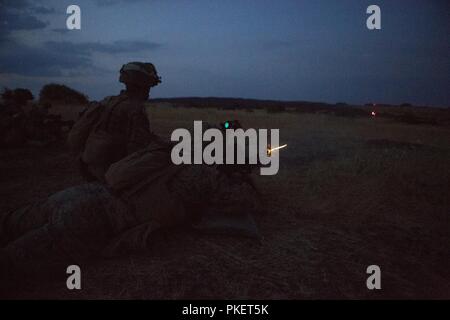 Les Marines américains avec des Groupe Force-Crisis Response-Africa air-sol marin un incendie M-240B mitrailleuse moyenne au cours d'une nuit unknown-distance allant de Baumholder, Allemagne, 25 juillet 2018. SPMAGTF-CR-AF déployés pour effectuer d'intervention en cas de crise et théâtre-opérations de sécurité en Europe et l'Afrique. Banque D'Images