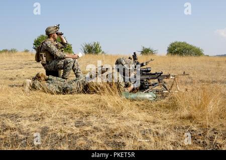 Les Marines américains avec des Groupe Force-Crisis Response-Africa air-sol marin un incendie M240-B mitrailleuse moyenne au cours d'une plage de distance-inconnue en Allemagne, Baumholder, 25 juillet 2018. SPMAGTF-CR-AF déployés pour effectuer d'intervention en cas de crise et théâtre-opérations de sécurité en Europe et l'Afrique. Banque D'Images