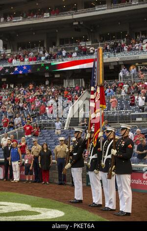 Marines avec le Corps des Marines américains Color Guard se préparer à présenter l'enseigne nationale durant l'hymne national au Corps des Marines des États-Unis Journée au Parc Nationaux, Washington, D.C., le 31 juillet 2018. Les Nationals de Washington a accueilli Marines stationnés autour de la région de la capitale nationale pour participer à des événements d'avant-match pour honorer le Corps des Marines. Banque D'Images