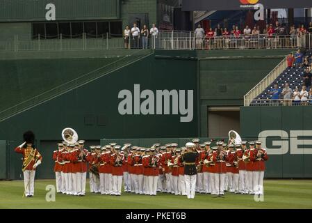 Marines avec "Le Président" U.S. Marine Band effectuez l'hymne national du Corps des Marines des États-Unis pendant la journée au parc nationaux, Washington, D.C., le 31 juillet 2018. Les Nationals de Washington a accueilli Marines stationnés autour de la région de la capitale nationale pour participer à des événements d'avant-match pour honorer le Corps des Marines. Banque D'Images