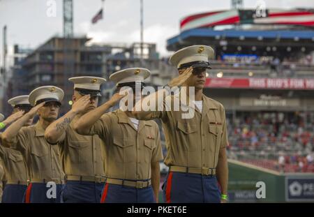 United States Marines rendent un hommage durant l'hymne national au Corps des Marines des États-Unis Journée au Parc Nationaux, Washington, D.C., le 31 juillet 2018. Les Nationals de Washington a accueilli Marines stationnés autour de la région de la capitale nationale pour participer à des événements d'avant-match pour honorer le Corps des Marines. Banque D'Images