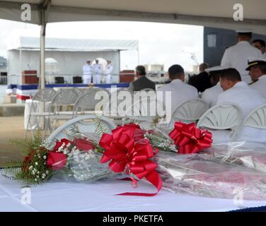 NORFOLK, Virginie (Août 1, 2018) les fleurs qui seront présentés aux membres de la famille le poser sur une table pendant le 6 Escadre de sous-marins à bord de la passation de commandement de sous-marin d'attaque de la classe Virginia USS Virginia (SSN 787) à Norfolk, en Virginie le capitaine Martin Muckian soulagé le Capitaine Carl Hartsfield comme commandant de l'Escadron de sous-marins, six. Banque D'Images