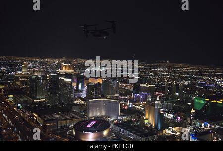 Un CV-22 Osprey avion à rotors basculants, affecté à la 20e Escadron d'opérations spéciales, Cannon Air Force Base, Nouveau Mexique, vole au-dessus de la bande de Las Vegas, le 31 juillet 2018. Le 20e SOS est à Nellis Air Force Base, Nevada, participant à l'exercice Red Flag 18-3. Banque D'Images