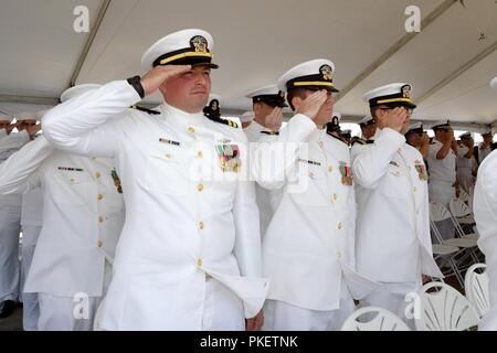 NORFOLK, Virginie (Août 1, 2018) officiers affectés à l'Escadron de sous-marins Six saluer le drapeau national au cours de la 6 Escadre de sous-marins à bord de la passation de commandement de sous-marin d'attaque de la classe Virginia USS Virginia (SSN 787) à Norfolk, en Virginie le capitaine Martin Muckian soulagé le Capitaine Carl Hartsfield comme commandant de l'Escadron de sous-marins, six. Banque D'Images