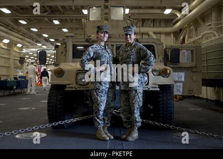 SEATTLE (1 août 2018) U.S. Marine Corps Sgt. Aremy Magana et lance le Cpl. Jocelyn Valdez posent pour une photo à bord d'un quai de transport amphibie USS Somerset (LPD 25) durant la Semaine de Seafair. Seafair Fleet Week est une célébration annuelle de la mer où les services marins, marines et de la Garde côtière des États-Unis en visite de membres de la Marine et des navires de la Garde côtière et des navires du Canada font de la ville un port d'escale. Banque D'Images