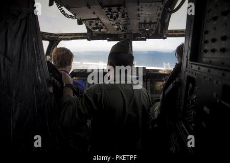 SEATTLE (1 août 2018) U.S. Marine Corps Cpl. Jackson Chang mémoires civils à l'intérieur un V-22 Osprey à bord d'un quai de transport amphibie USS Somerset (LPD 25) durant la Semaine de Seafair. Seafair Fleet Week est une célébration annuelle de la mer où les services marins, marines et de la Garde côtière des États-Unis en visite de membres de la Marine et des navires de la Garde côtière et des navires du Canada font de la ville un port d'escale. Banque D'Images