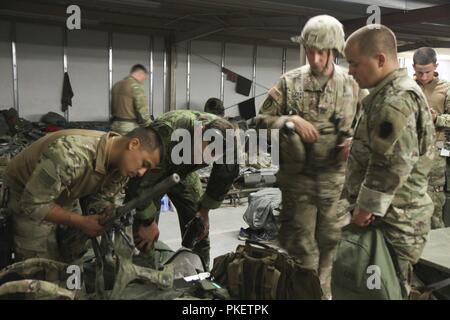 Le VRD de fantassin, 2e Escadron, le 104e régiment de cavalerie, 56e Stryker Brigade Combat Team, New York National Guard et lituanienne des soldats effectuent un contrôle des fonctions pour le M110 Système de Sniper semi automatique. Avec les soldats des forces canadiennes et lituaniennes PNG avec l'utilisation du système intégré de prises à parties multiples au laser, qui simule une incendie, force, c.-à-d en formation de combat bataille au Centre National d'entraînement à Fort Irwin, ca le 1er août. Le Pennsylvania Garde nationale et Forces armées lituaniennes font partie d'un partenariat de 25 ans. Banque D'Images