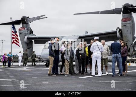 SEATTLE ( 1 août 2018) Les Marines américains et les marins à bord tours donner USS Somerset (LPD 25) lors de la 69 e semaine de la flotte Seafair annuel. Seafair Fleet Week est une célébration annuelle de la mer où les services marins, marines et de la Garde côtière des États-Unis en visite de membres de la Marine et des navires de la Garde côtière et des navires du Canada font de la ville un port d'escale. Banque D'Images