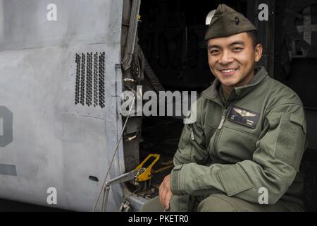 SEATTLE ( 1 août 2018) U.S. Marine Corps Cpl. Jackson Chang, chef d'équipe avec l'escadron 364 à rotors basculants Support Marine, pose pour un portrait au cours de la 69e Semaine annuelle de la flotte Seafair. Seafair Fleet Week est une célébration annuelle de la mer où les services marins, marines et de la Garde côtière des États-Unis en visite de membres de la Marine et des navires de la Garde côtière et des navires du Canada font de la ville un port d'escale. Banque D'Images