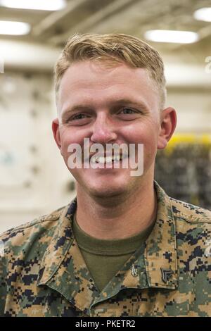 SEATTLE ( 1 août 2018) U.S. Marine Corps Cpl. Clint Hopke, un carabinier avec 2e Bataillon, 7e Régiment de Marines, 1 Division de marines, pose pour un portrait au cours de la 69e Semaine annuelle de la flotte Seafair. Seafair Fleet Week est une célébration annuelle de la mer où les services marins, marines et de la Garde côtière des États-Unis en visite de membres de la Marine et des navires de la Garde côtière et des navires du Canada font de la ville un port d'escale. Banque D'Images