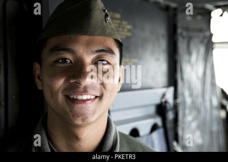 SEATTLE ( 1 août 2018) U.S. Marine Corps Cpl. Jackson Chang, chef d'équipe avec l'escadron 364 à rotors basculants Support Marine, pose pour un portrait au cours de la 69e Semaine annuelle de la flotte Seafair. Seafair Fleet Week est une célébration annuelle de la mer où les services marins, marines et de la Garde côtière des États-Unis en visite de membres de la Marine et des navires de la Garde côtière et des navires du Canada font de la ville un port d'escale. Banque D'Images