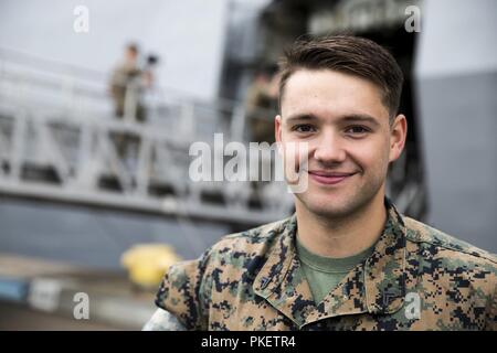 SEATTLE ( 1 août 2018) U.S. Marine Corps Cpl. Benjamin Internet fourni par Google, un carabinier avec 2e Bataillon, 7e Régiment de Marines, 1 Division de marines, pose pour un portrait au cours de la 69e Semaine annuelle de la flotte Seafair. Seafair Fleet Week est une célébration annuelle de la mer où les services marins, marines et de la Garde côtière des États-Unis en visite de membres de la Marine et des navires de la Garde côtière et des navires du Canada font de la ville un port d'escale. Banque D'Images