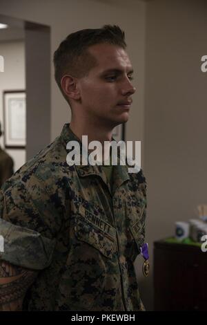 Lance le Cpl. Dillon Bennett, mitrailleur, 3e Bataillon, 7e Régiment de Marines, reçoit un Purple Heart depuis le Colonel Kyle B. Ellison, commandant, 7e Régiment de Marines, au 7e Quartier général des Marines à bord du Marine Corps Air Ground Combat Center, Twentynine Palms, Californie, le 27 juillet 2018. Bennett a reçu la Purple Heart pour blessures reçues lors d'un déploiement à l'appui de l'opération inhérents résoudre le 9 juillet 2018. (Marine Corps Banque D'Images