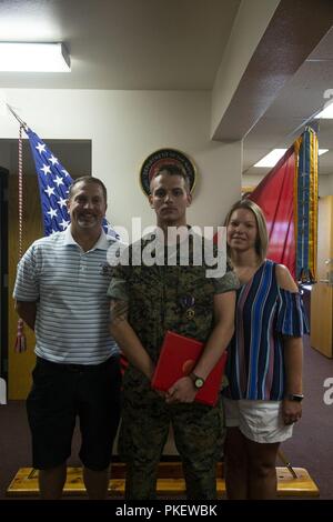 Lance le Cpl. Dillon Bennett, mitrailleur, 3e Bataillon, 7e Régiment de Marines, a reçu un Purple Heart depuis le Colonel Kyle B. Ellison, commandant, 7e Régiment de Marines, à la 7ème Marines' à bord du siège Marine Corps Air Ground Combat Center, Twentynine Palms, Californie, le 27 juillet 2018. Bennett a reçu la Purple Heart pour blessures reçues lors d'un déploiement à l'appui de l'opération inhérents résoudre le 9 juillet 2018. (Marine Corps Banque D'Images