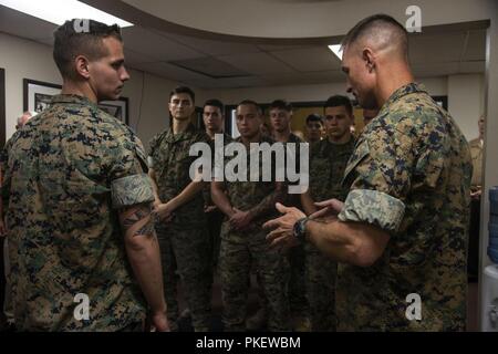 Le colonel Kyle B. Ellison, commandant, 7e Régiment de Marines, s'exprime sur les actions et l'esprit de corps que lance le Cpl. Dillon Bennett, mitrailleur, 3e Bataillon, 7e Régiment, affiché à la suite de la présentation d'un Purple Heart de Bennett au 7e Quartier général des Marines à bord du Marine Corps Air Ground Combat Center, Twentynine Palms, Californie, le 27 juillet 2018. Bennett a reçu la Purple Heart pour blessures reçues lors d'un déploiement à l'appui de l'opération inhérents résoudre le 9 juillet 2018. (Marine Corps Banque D'Images