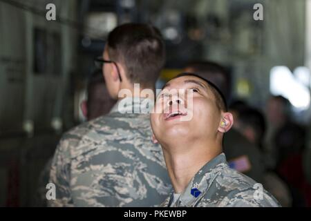 Loren cadets Guevarra, Université du Nevada, Las Vegas 004 Détachement, observe l'intérieur d'un HC-130J Combattre King II lors de l'opération Air Force 2018, le 26 juillet 2018, à Moody Air Force Base, en Géorgie du 2 juin-août. 1, trois groupes de cadets de partout au pays ont participé au programme annuel qui leur a donné l'occasion de voir la mission de la Force aérienne et le mode de vie avant de choisir une carrière d'officier. Banque D'Images