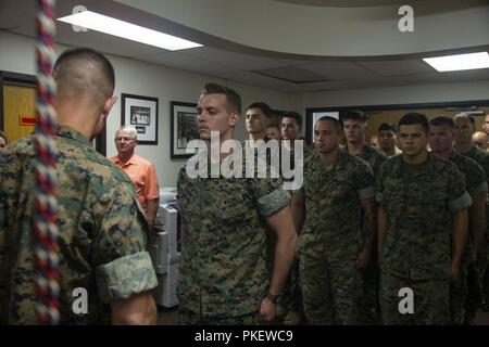 Lance le Cpl. Dillon Bennett, mitrailleur, 3e Bataillon, 7e Régiment de Marines, reçoit un Purple Heart depuis le Colonel Kyle B. Ellison, commandant, 7e Régiment de Marines, au 7e Quartier général des Marines à bord du Marine Corps Air Ground Combat Center, Twentynine Palms, Californie, le 27 juillet 2018. Bennett a reçu la Purple Heart pour blessures reçues lors d'un déploiement à l'appui de l'opération inhérents résoudre le 9 juillet 2018. (Marine Corps Banque D'Images