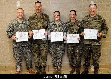 U.S. Army National Guard aspirants de Dakota du Sud avec leurs diplômes de la classe 18-01 L'École des aspirants de Rapid City, S.D., 27 juillet 2018. Ils ont terminé le programme traditionnel de l'École des aspirants détenus par la Garde nationale du Dakota du Sud, 1er Bataillon, 196e Régiment (Institut régional de formation), qui a commencé avec au total 14 officiers candidats dans leur classe. De gauche à droite, Aspirants Nicholas Dumke, Joshua Wangeman, Mackenzie Foss, Leslie Wangeman et Kory Bromley. Banque D'Images