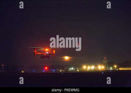 Un MV-22 Osprey "Marine" à l'Escadron 264 Tiltrotar moyen maritime (renforcée), 22e Marine Expeditionary Unit, atterrit à la Caroline du Nord Global Transpark à Kinston, N.C., 28 juillet 2018. Cette formation prépare le 22e MEU pour coordonner les opérations de l'élément de commande dans un terrain urbain. Banque D'Images