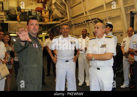 Le lieutenant Joseph Rozycki, un pilote de l'hélicoptère Escadron tactique d'interdiction (HITRON), Expliquer le rôle du HITRON à bord du garde-côte de Hamilton le 26 juillet 2018, au cours de la voile Cartagena de Indias en 2018 à Cartagena, Colombie. L'équipe de Hamilton a organisé un déjeuner pour le chef des opérations navales et de toutes les nations' amiraux présents à voile Cartagena de Indias en 2018. Banque D'Images