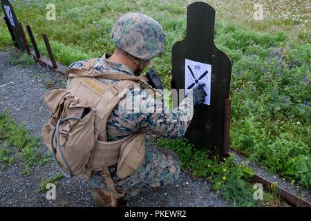 Lance le Cpl. Joel Carrizales, avec la Compagnie Charlie, 1er Bataillon, 25e Régiment de Marines, parcelles ses clichés à la ligne de 25 verges alors que la réduction à zéro son arme, Joint Base Elmendorf-Richardson, Anchorage, Alaska, le 1 août, 2018. Super Squad concours ont été conçus pour évaluer un 14-man d'infanterie tout au long d'un vaste domaine et l'évolution de tir réel. Banque D'Images